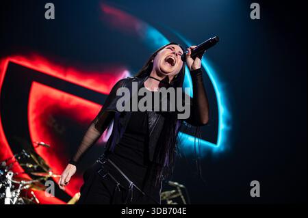 Inglewood, USA. Dezember 2025. Evanescence - Amy Lee tritt 2025 während der KROQ fast Acoustic Christmas im Kia Forum am 13. Dezember 2025 in Inglewood, Kalifornien auf. Foto: Boston Schulz/imageSPACE Credit: Imagespace/Alamy Live News Stockfoto