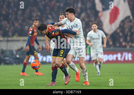 Genua, Italien. Dezember 2025. Genua Vitinha kämpft mit Inter's Alessandro Bastoni während des Fußballspiels der Serie A zwischen Genua und Inter im Luigi Ferraris Stadion in Genua, Italien - Sonntag, den 14. Dezember 2025. Sport - Fußball . (Foto: Tano Pecoraro/Lapresse) Credit: LaPresse/Alamy Live News Stockfoto