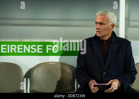 Guimaraes, Braga, Portugal. Dezember 2025. LISSABON, PORTUGAL - 14. DEZEMBER: JOSE MOURINHO Cheftrainer von SL Benfica vor dem Spielbeginn während des Liga Portugal Betclic 2025/26 Spiels zwischen Moreirense FC und SL Benfica im Estadio Comendador Joaquim Almeida Freitas am 14. Dezember 2025 in Guimaraes, Portugal (Credit Image: © Miguel Lemos/ZUMA Press Wire) NUR REDAKTIONELLE VERWENDUNG! Nicht für kommerzielle ZWECKE! Quelle: ZUMA Press, Inc./Alamy Live News Stockfoto