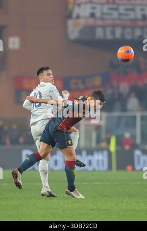 Genua, Italien. Dezember 2025. GenoaÕs Ruslan Malinovskyi kämpft mit InterÕs Lautaro Martinez während des Fußballspiels der Serie A zwischen Genua und Inter im Luigi Ferraris Stadion in Genua, Italien - Sonntag, den 14. Dezember 2025. Sport - Fußball . (Foto: Tano Pecoraro/Lapresse) Credit: LaPresse/Alamy Live News Stockfoto