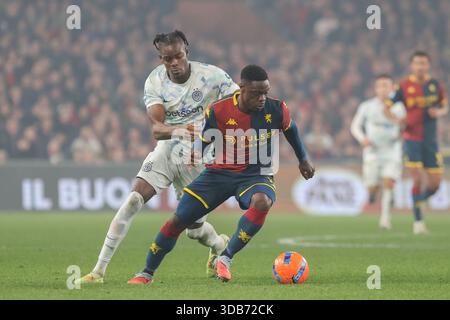 Genua, Italien. Dezember 2025. GenoaÕs Caleb Ekuban kämpft um den Ball während des Fußballspiels der Serie A zwischen Genua und Inter im Luigi Ferraris Stadion in Genua, Italien - Sonntag, den 14. Dezember 2025. Sport - Fußball . (Foto: Tano Pecoraro/Lapresse) Credit: LaPresse/Alamy Live News Stockfoto