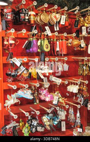 Weihnachtsschmuck und festliche Dekoration auf einem Marktstand in Karlsruhe. Produktetiketten und Preisetiketten sichtbar. Aufgenommen am 09. Dezember 202 Stockfoto