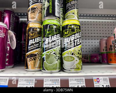 Los Angeles, Kalifornien, USA - 16.08.2023: Ein Blick auf mehrere Dosen InoTea Bubble Tea, ausgestellt in einem örtlichen Lebensmittelgeschäft. Stockfoto