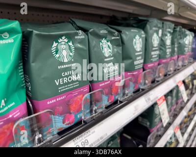 Los Angeles, Kalifornien, USA - 16.08.2023: Ein Blick auf mehrere Pakete Starbucks Caffe Verona Kaffeebohnen im Laden. Stockfoto