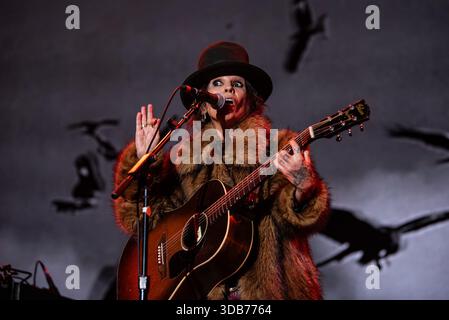 4 Non Blondes - Linda Perry tritt während der KROQ fast Acoustic Christmas 2025 im Kia Forum am 13. Dezember 2025 in Inglewood, Kalifornien auf. Foto: Boston Schulz/imageSPACE/SIPA USA Stockfoto