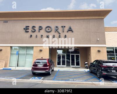 Los Angeles, Kalifornien, USA - 09-30-2023: Blick auf den Eingang zum Esporta Fitness Gym. Stockfoto