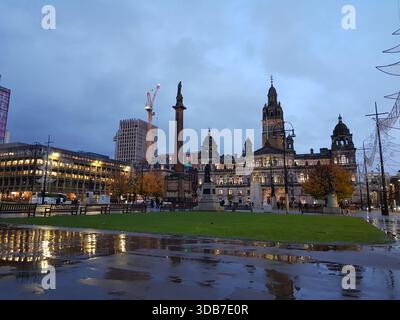 Glasgow George Square an einem regnerischen Tag, Glasgow, Schottland Stockfoto