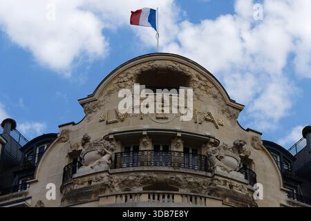 Paris, Frankreich - 11. Mai 2025: Schild oben am Hotel Lutetia, heute Mandarin Oriental Lutetia, ein Luxushotel am Boulevard Raspail in t Stockfoto