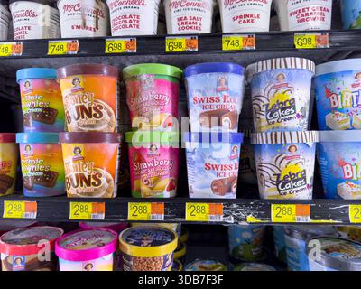 Los Angeles, Kalifornien, USA - 09-30-2023: Eine Ansicht mehrerer Kartons Little Debbie-Eis, ausgestellt in einem örtlichen Lebensmittelgeschäft. Stockfoto