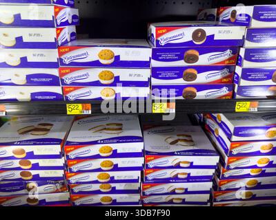 Los Angeles, Kalifornien, USA - 09-30-2023: Ein Blick auf mehrere Pakete von Entenmanns Eiskeks Sandwiches im Laden. Stockfoto