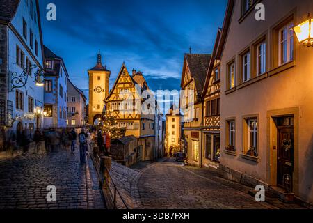 Abendblick auf eine berühmte historische Straße während der Eröffnung des Weihnachtsmarktes in Rothenburg ob der Tauber, Mittelfranken, Bayern, Deutschland, p Stockfoto