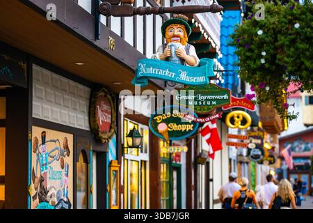 Leavenworth, WA, USA - 5. September 2025: Eine detaillierte Nahaufnahme des berühmten Straßenschildes des des Nussknacker Museums zeigt einen einzigartigen Touristenort in Leavenworth Stockfoto