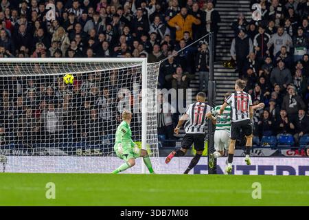 Glasgow, Großbritannien. Dezember 2025. St Mirren FC spielte Celtic FC im Finale des Premier Sports Cup im Hampden Park, Glasgow, Schottland. Das Finale war St Mirren 3:1 Celtic. St Mirren gewinnt den Pokal. Jonah Ayunga (SM11) erzielte St. Mirren in 64 Minuten das 2. Tor. Quelle: Findlay/Alamy Live News Stockfoto