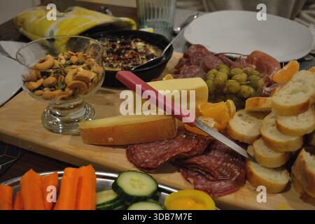 Detaillierte Charcuterie- und Käseplatte mit gebackenem Brie und Oliven 2 Stockfoto