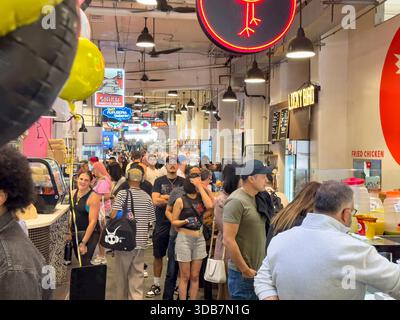 Los Angeles, Kalifornien, USA - 09-30-2023: Ein Blick auf hungrige Besucher im Grand Central Market. Stockfoto