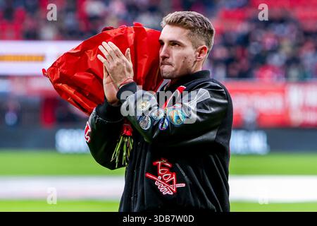Der ehemalige FC Twente-Spieler Michal Sadilek blickt am 14. Dezember 2025 im de Grolsch Veste Stadion in Enschede auf das niederländische Eredivisie-Spiel zwischen dem FC Twente und Go Ahead Eagles. (Quelle: Warz Brinkerhof/MTB-Foto/Alamy Live News) Stockfoto
