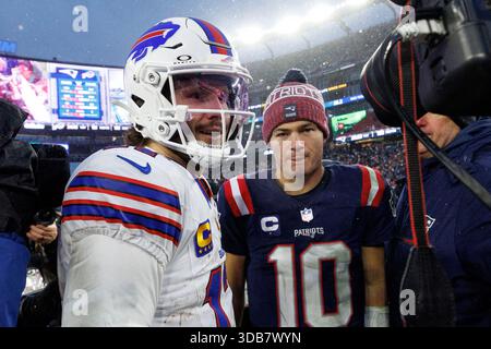 Foxborough, Usa. Dezember 2025. Der Buffalo Bills Quarterback Josh Allen (17) begrüßt den New England Patriots Quarterback Drake Maye (10), nachdem die Buffalo Bills die New England Patriots am Sonntag, den 14. Dezember 2025, im Gillette Stadium in Foxborough, Massachusetts besiegt hatten. Foto: CJ Gunther/UPI Credit: UPI/Alamy Live News Stockfoto