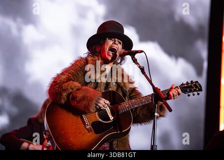 4 Non Blondes - Linda Perry tritt während der KROQ fast Acoustic Christmas 2025 im Kia Forum am 13. Dezember 2025 in Inglewood, Kalifornien auf. Foto: Boston Schulz/imageSPACE/MediaPunch Stockfoto