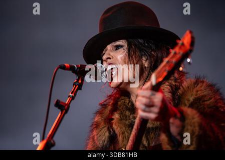4 Non Blondes - Linda Perry tritt während der KROQ fast Acoustic Christmas 2025 im Kia Forum am 13. Dezember 2025 in Inglewood, Kalifornien auf. Foto: Boston Schulz/imageSPACE/MediaPunch Stockfoto
