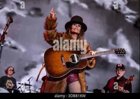 4 Non Blondes - Linda Perry tritt während der KROQ fast Acoustic Christmas 2025 im Kia Forum am 13. Dezember 2025 in Inglewood, Kalifornien auf. Foto: Boston Schulz/imageSPACE/MediaPunch Stockfoto