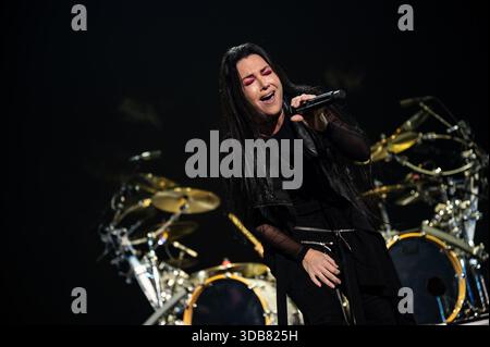 Evanescence - Amy Lee tritt 2025 während der KROQ fast Acoustic Christmas im Kia Forum am 13. Dezember 2025 in Inglewood, Kalifornien auf. Foto: Boston Schulz/imageSPACE/MediaPunch Stockfoto