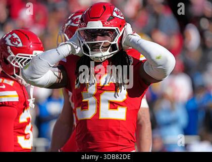 Kansas City, Usa. Dezember 2025. Der Linebacker Nick Bolton (32) der Kansas City Chiefs ermutigt die Zuschauer am Sonntag, den 14. Dezember 2025, gegen das Chargersat Arrowhead Stadium in Kansas City, Missouri. Foto: Jon Robichaud/UPI Credit: UPI/Alamy Live News Stockfoto