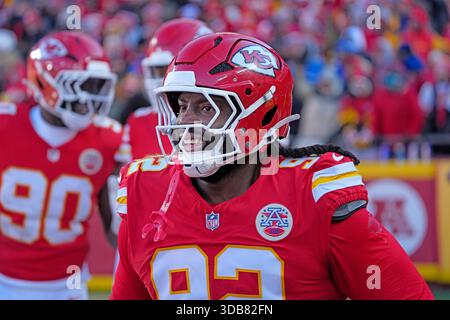Kansas City, Usa. Dezember 2025. Derrick Nnadi (92) feiert am 14. Dezember 2025 im Arrowhead Stadium in Kansas City, Missouri, ein Abfangen gegen die Chargers. Foto: Jon Robichaud/UPI Credit: UPI/Alamy Live News Stockfoto