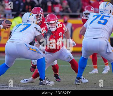 Kansas City, Usa. Dezember 2025. Der Linebacker Leo Chenal (54) der Kansas City Chiefs stürzt den Passanten gegen Zion Johnson (77) der Los Angeles Chargers im Arrowhead Stadium in Kansas City, Missouri am Sonntag, den 14. Dezember 2025. Foto: Jon Robichaud/UPI Credit: UPI/Alamy Live News Stockfoto
