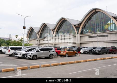 Lapu-Lapu, Philippinen - 07. Mai 2025: Fahrzeuge parken auf dem Parkplatz des Mactan-Cebu International Airport. Stockfoto