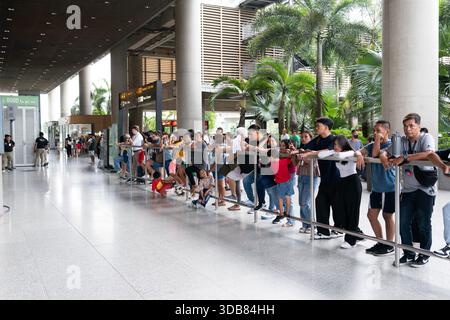 Lapu-Lapu, Philippinen - 07. Mai 2025: Leute, die am Ausgang des Mactan-Cebu International Airport Terminal warten. Stockfoto