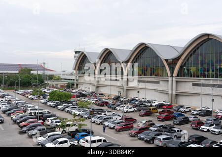Lapu-Lapu, Philippinen - 07. Mai 2025: Fahrzeuge parken auf dem Parkplatz des Mactan-Cebu International Airport. Stockfoto