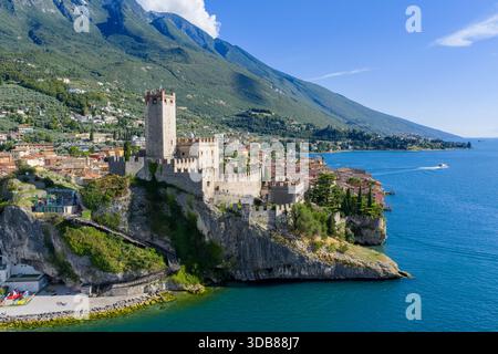 Castello Scaligero, mittelalterliche Festung Scaliger auf felsigem Vorsprung über dem Gardasee in Malcesine, die von den Hängen des Monte Baldo flankiert wird. Stockfoto