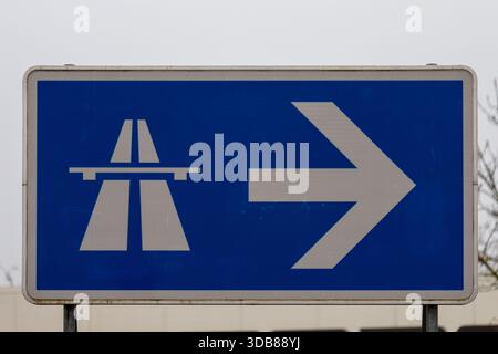 Blaues Autobahnschild mit dem Autobahnsymbol und einem Pfeil nach rechts Stockfoto