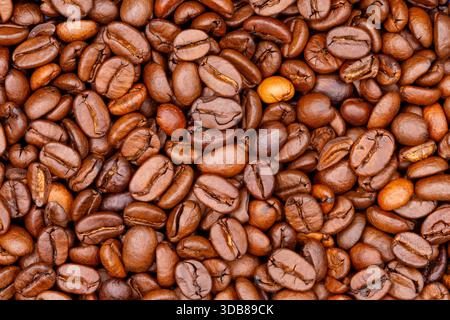 Geröstete arabica-Kaffeebohnen bilden eine Hintergrundstruktur im Vollformat Stockfoto