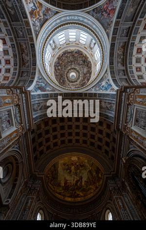 Mantua, Italien - 26. Juli 2025: Kassettengewölbe und Fresken im Inneren der Basilika di Sant’Andrea von Leon Battista Alberti in Mantua Stockfoto