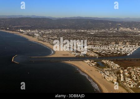 Während des Flugzeugstarts vom Los Angeles International Airport aus ist ein Blick auf die Küste und die urbane Küste von Los Angeles zu sehen. Stockfoto