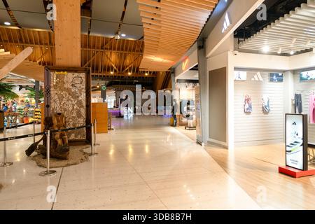 Lapu-Lapu, Philippinen - 7. Mai 2025: Verschiedene Geschäfte, wie sie am Mactan-Cebu International Airport zu sehen sind. Stockfoto