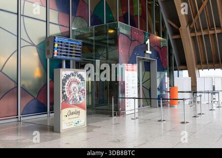 Lapu-Lapu, Philippinen - 07. Mai 2025: Eingang zum Mactan-Cebu International Airport Terminal auf Abflugebene. Stockfoto