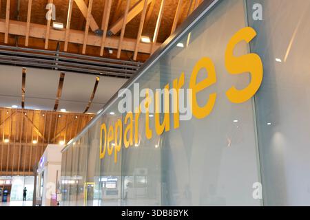 Lapu-Lapu, Philippinen - 07. Mai 2025: Abflugschild auf der Abflugebene des Mactan-Cebu International Airport. Stockfoto