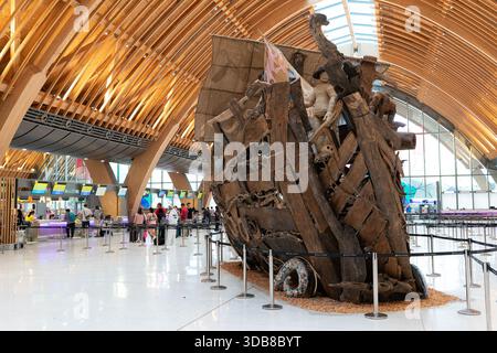Lapu-Lapu, Philippinen - 7. Mai 2025: Eine Holzskulptur des Nationalkünstlers Kidlat Tahimik, Teil seiner INDIO-GENIUS-Ausstellung im Terminal 2 Stockfoto