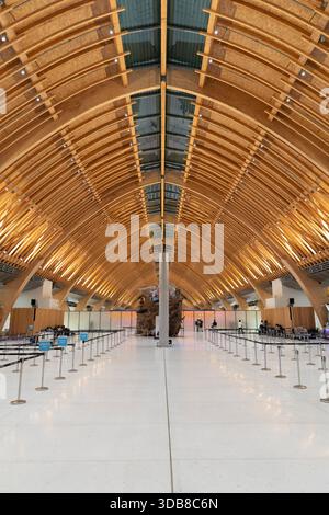 Lapu-Lapu, Philippinen - 07. Mai 2025: Innenaufnahme der Abflugebene am Mactan-Cebu International Airport. Stockfoto