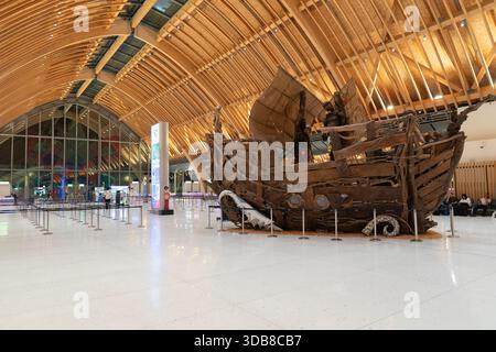 Lapu-Lapu, Philippinen - 7. Mai 2025: Eine Holzskulptur des Nationalkünstlers Kidlat Tahimik, Teil seiner INDIO-GENIUS-Ausstellung im Terminal 2 Stockfoto