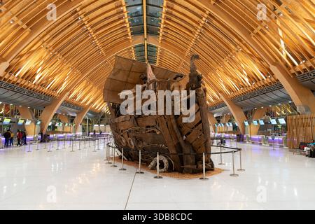 Lapu-Lapu, Philippinen - 7. Mai 2025: Eine Holzskulptur des Nationalkünstlers Kidlat Tahimik, Teil seiner INDIO-GENIUS-Ausstellung im Terminal 2 Stockfoto