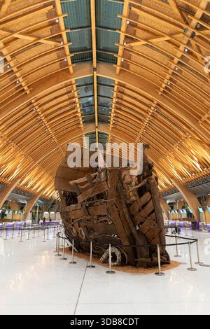 Lapu-Lapu, Philippinen - 7. Mai 2025: Eine Holzskulptur des Nationalkünstlers Kidlat Tahimik, Teil seiner INDIO-GENIUS-Ausstellung im Terminal 2 Stockfoto