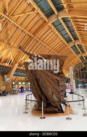 Lapu-Lapu, Philippinen - 7. Mai 2025: Eine Holzskulptur des Nationalkünstlers Kidlat Tahimik, Teil seiner INDIO-GENIUS-Ausstellung im Terminal 2 Stockfoto
