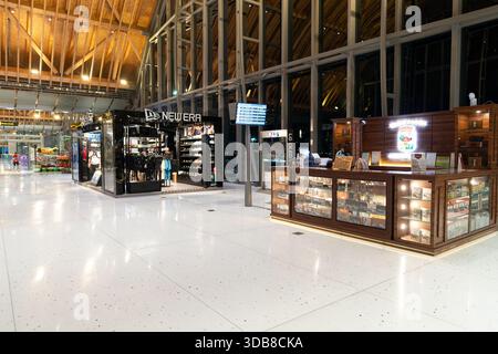 Lapu-Lapu, Philippinen - 07. Mai 2025: Innenaufnahme des Mactan-Cebu International Airport mit New Era Store Stockfoto