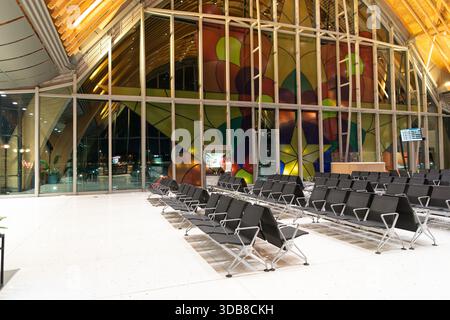 Lapu-Lapu, Philippinen - 07. Mai 2025: Sitzreihen im Luftseitenbereich des internationalen Flughafens Mactan-Cebu. Stockfoto