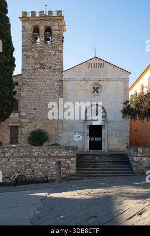 Die romanische Pieve di San Giusto in Suvereto, Toskana. Die Steinkirche hat eine einfache Fassade mit einem bogenförmigen Portal und einem imposanten Glockenturm Stockfoto