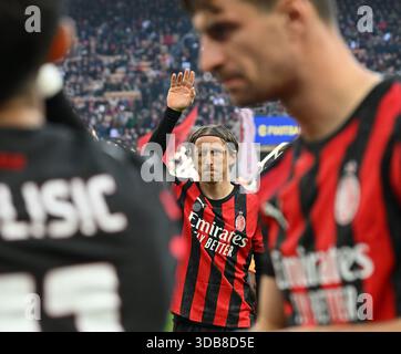 Mailand, Italien. Dezember 2025. Luka Modric reagiert auf ein Fußballspiel der Serie A zwischen dem AC Mailand und Sassuolo am 14. Dezember 2025 in Mailand. Quelle: Alberto Lingria/Xinhua/Alamy Live News Stockfoto