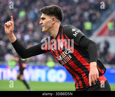 Mailand, Italien. Dezember 2025. Davide Bartesaghi von AC Mailand feiert sein Tor während eines Fußballspiels der Serie A zwischen dem AC Mailand und Sassuolo am 14. Dezember 2025 in Mailand. Quelle: Alberto Lingria/Xinhua/Alamy Live News Stockfoto